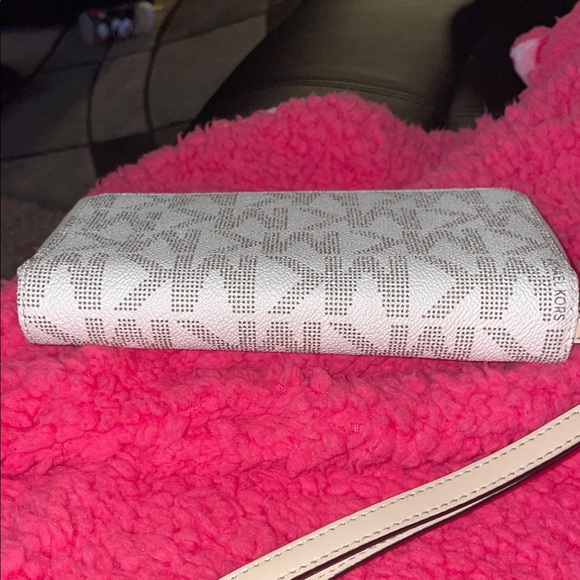 Michael Kors Light Tan Wristlet with Gold Accents New 7”W x4”H - Picture 6 of 7